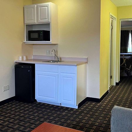 Hotel Super 8 By Wyndham Indianapolis/Ne/Castleton Area Esterno foto