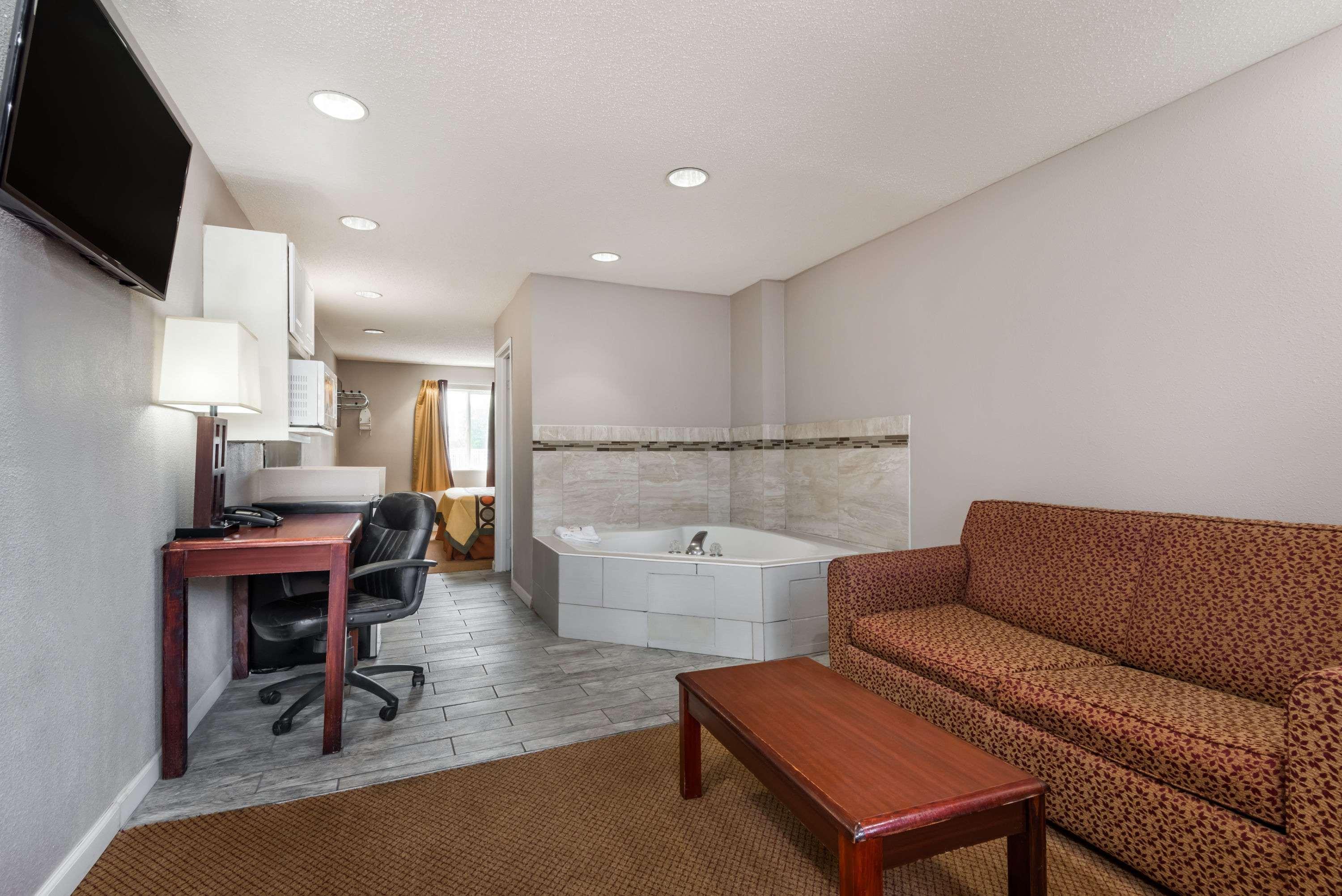 Hotel Super 8 By Wyndham Indianapolis/Ne/Castleton Area Esterno foto