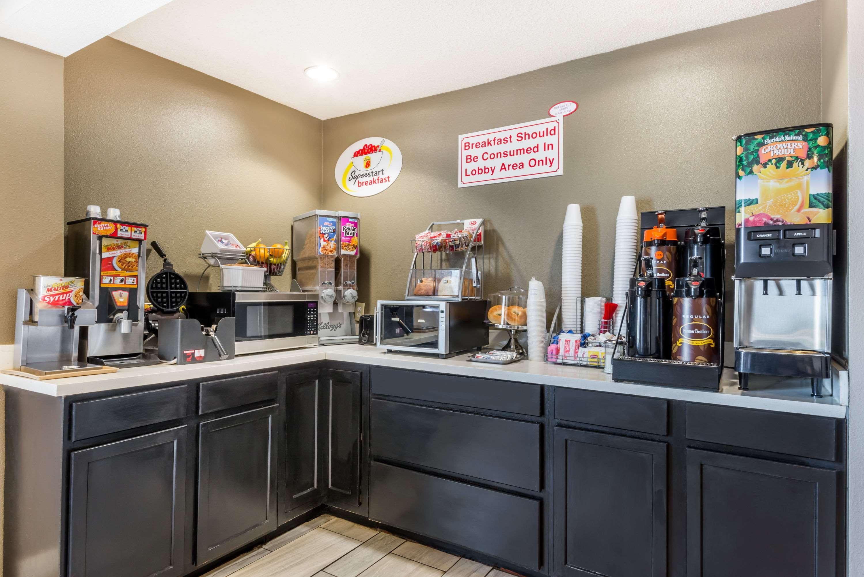 Hotel Super 8 By Wyndham Indianapolis/Ne/Castleton Area Esterno foto