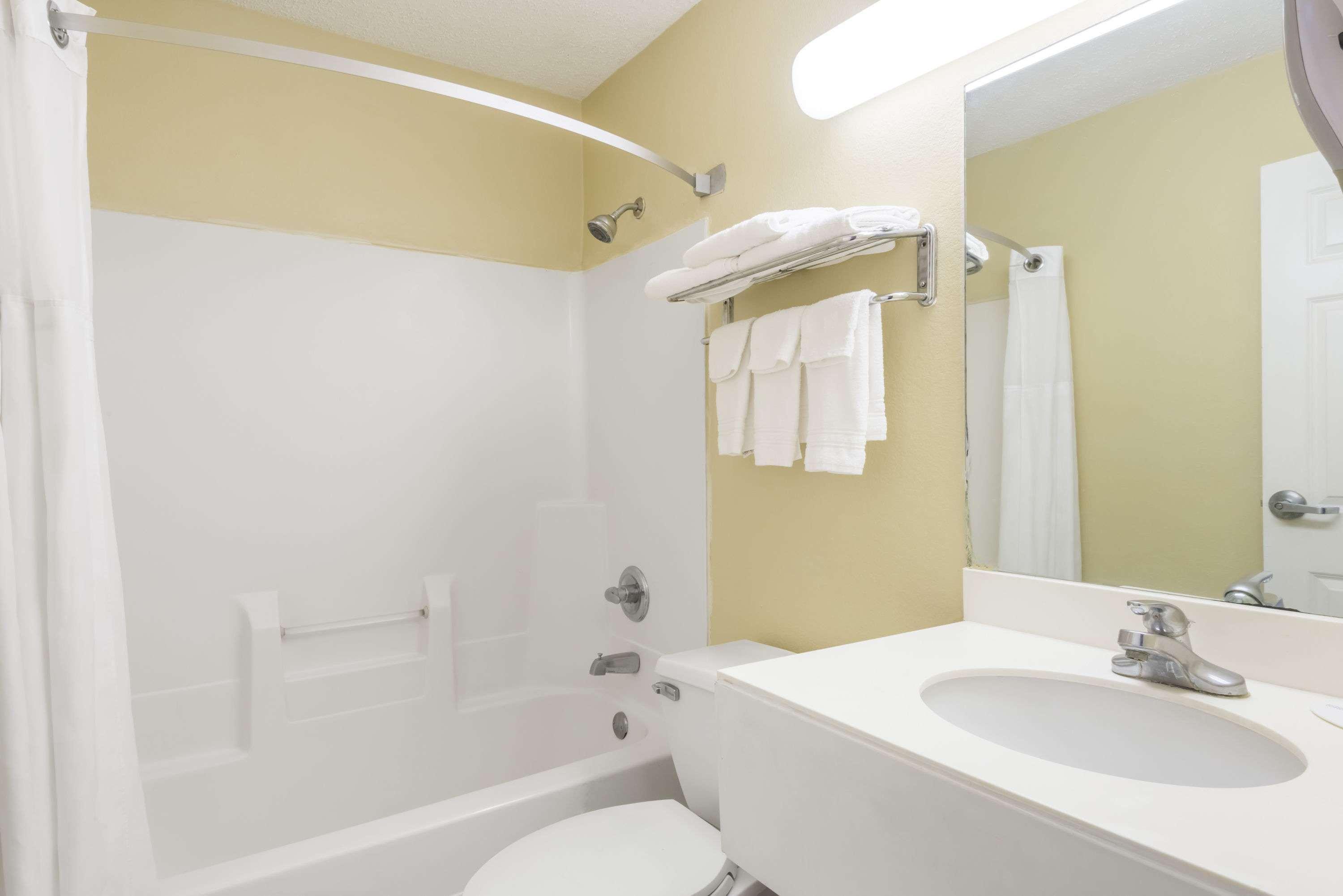 Hotel Super 8 By Wyndham Indianapolis/Ne/Castleton Area Esterno foto
