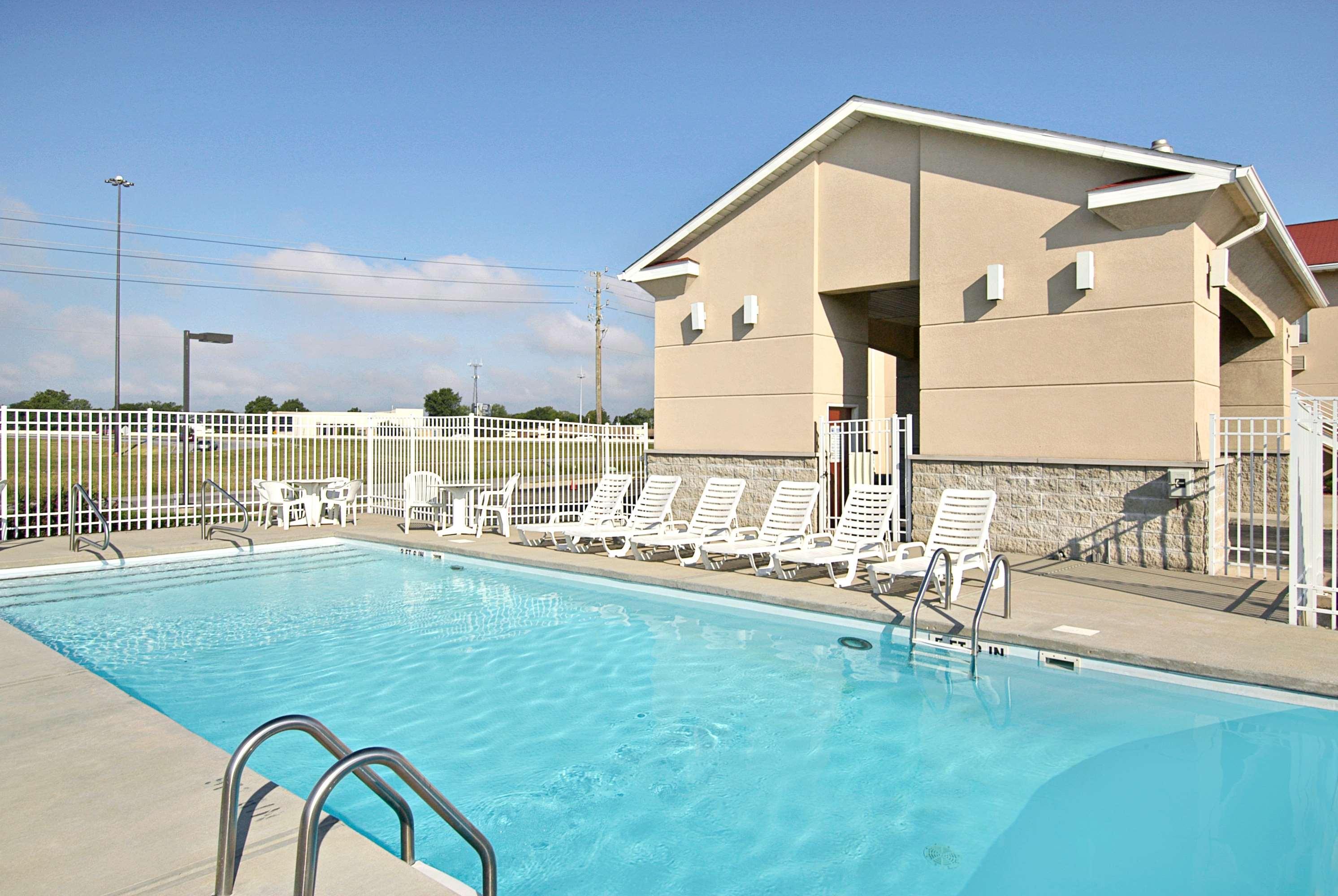 Hotel Super 8 By Wyndham Indianapolis/Ne/Castleton Area Esterno foto