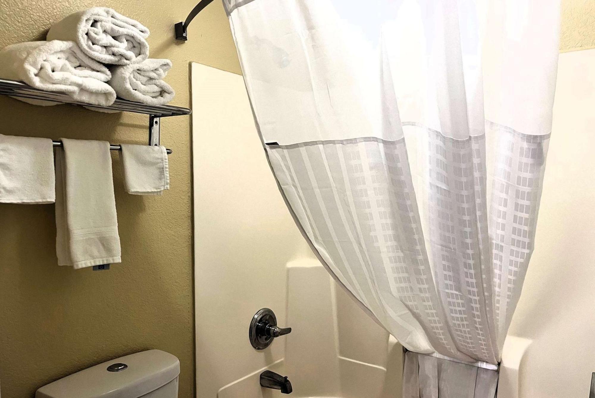 Hotel Super 8 By Wyndham Indianapolis/Ne/Castleton Area Esterno foto