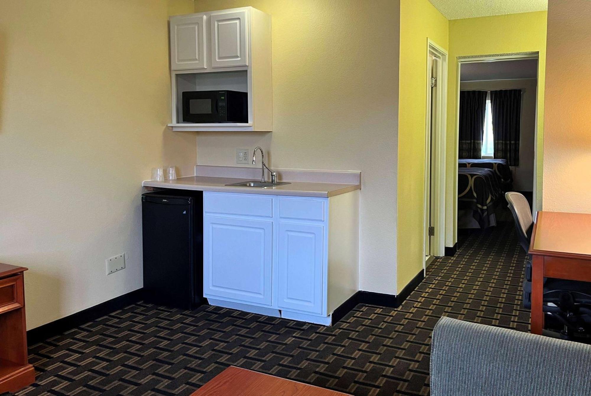 Hotel Super 8 By Wyndham Indianapolis/Ne/Castleton Area Esterno foto
