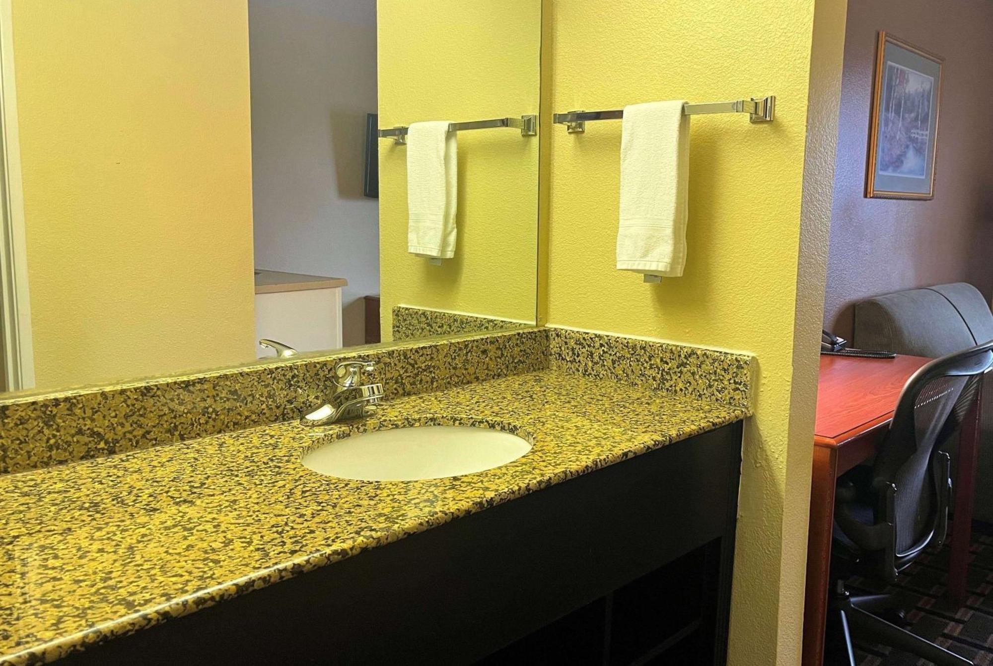 Hotel Super 8 By Wyndham Indianapolis/Ne/Castleton Area Esterno foto
