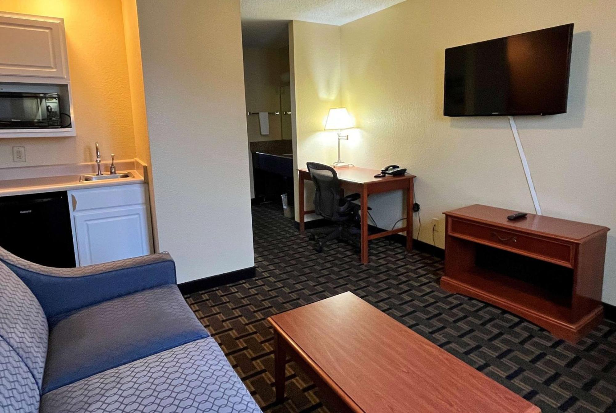 Hotel Super 8 By Wyndham Indianapolis/Ne/Castleton Area Esterno foto