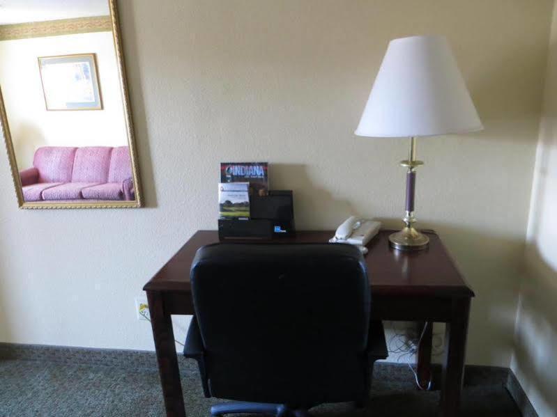 Hotel Super 8 By Wyndham Indianapolis/Ne/Castleton Area Esterno foto